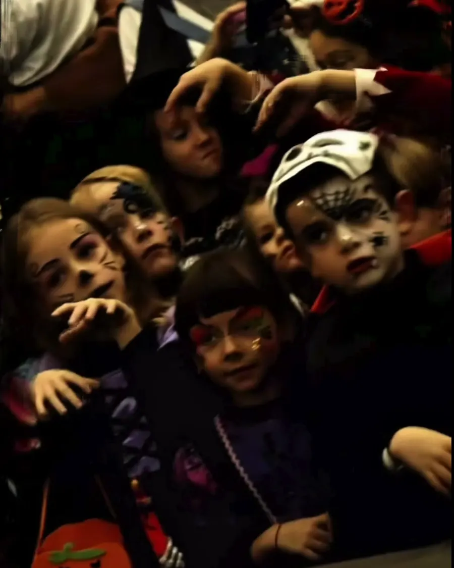 Gruppo di bambini con trucchi e costumi di Halloween