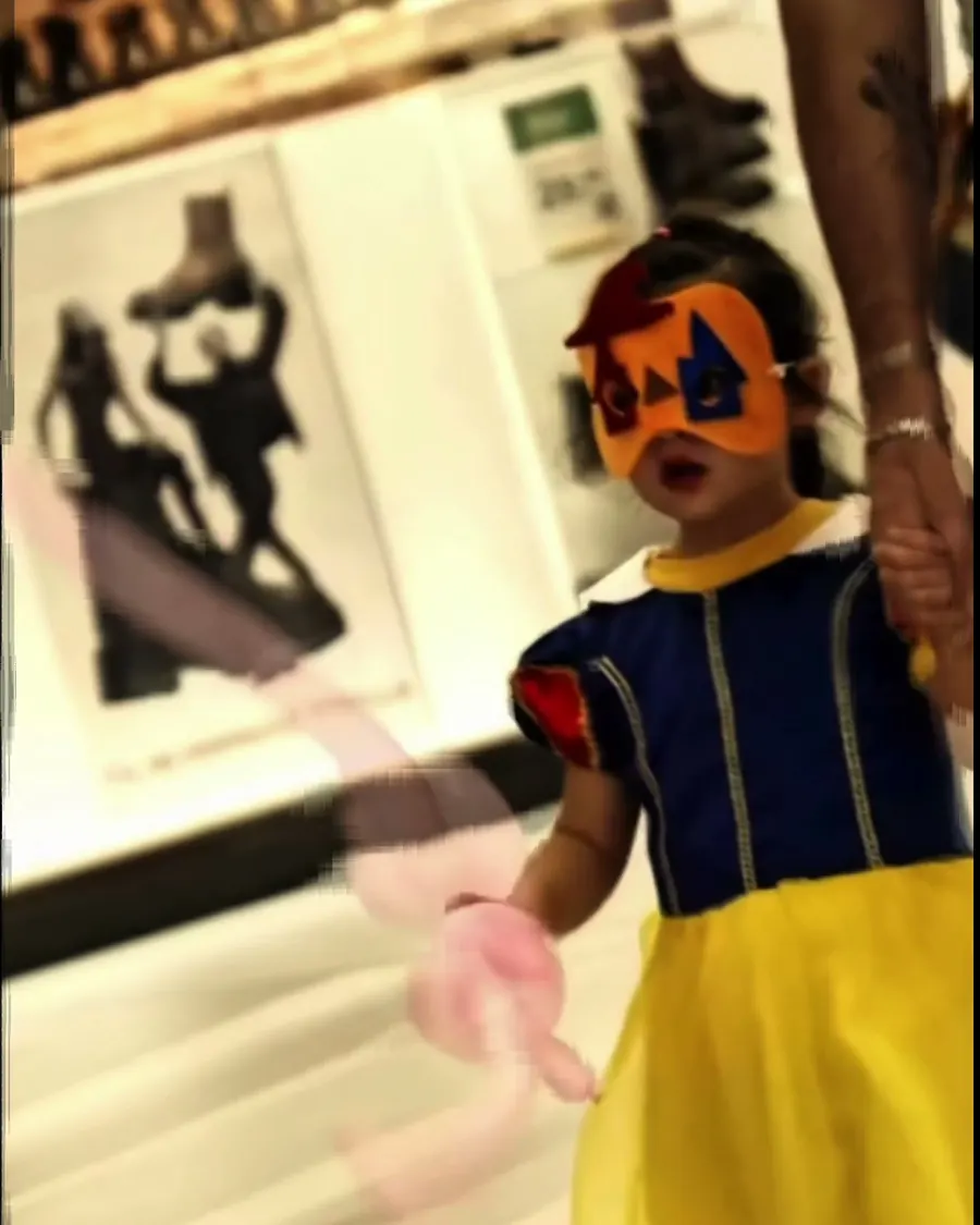 Bambina vestita da Biancaneve con la maschera alla parata
