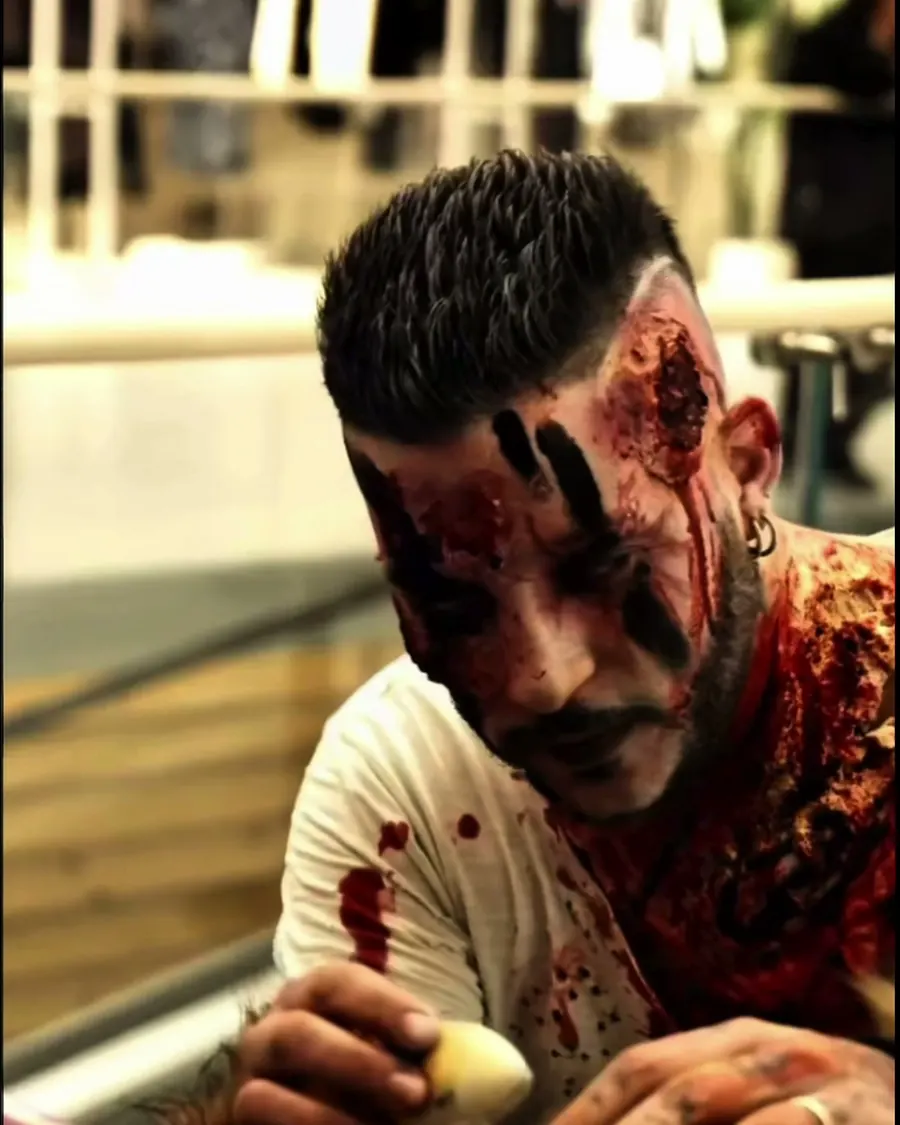 Truccamostri con trucco da zombie al lavoro